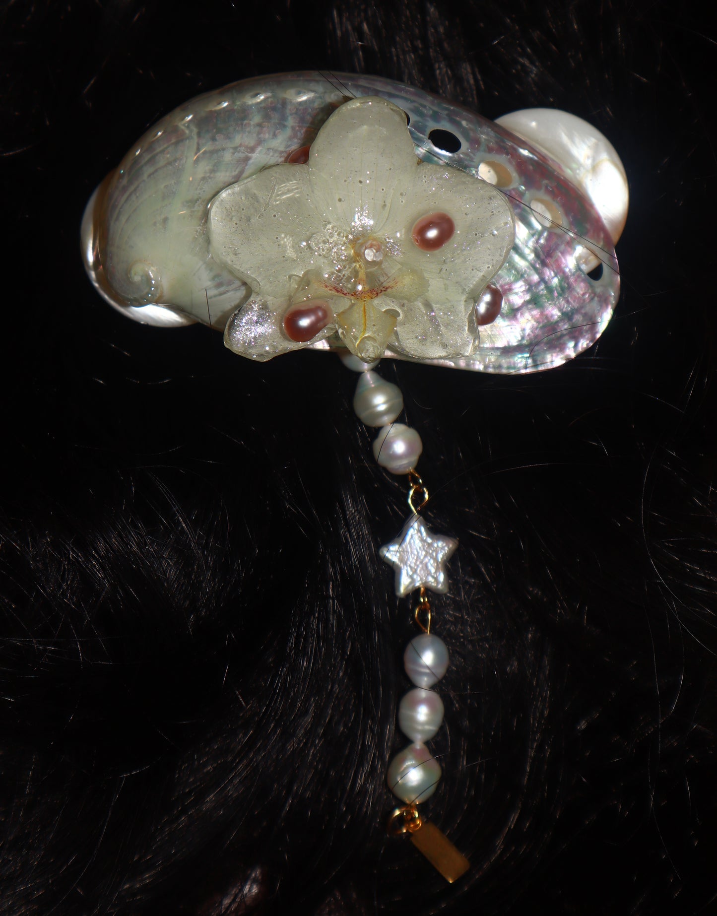 Clip~ Orquidea Pequeña, Concha de nacar&perlas de aguadulce