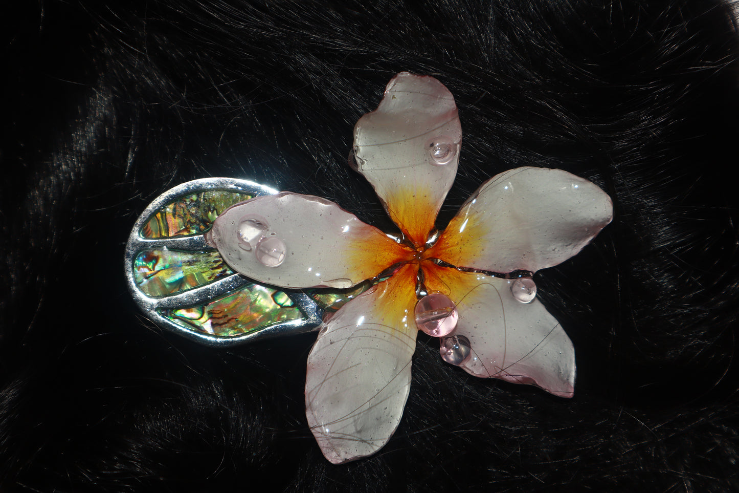 Clip~ Plumeria, Perlas de vidrio & Abulón