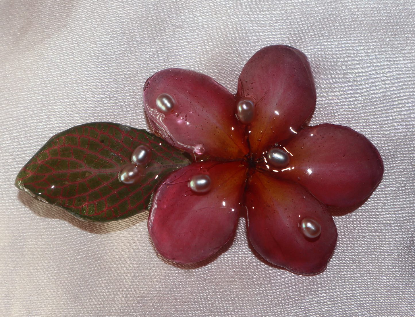Clip~ Plumeria, Hoja & Perlas de Agua Dulce