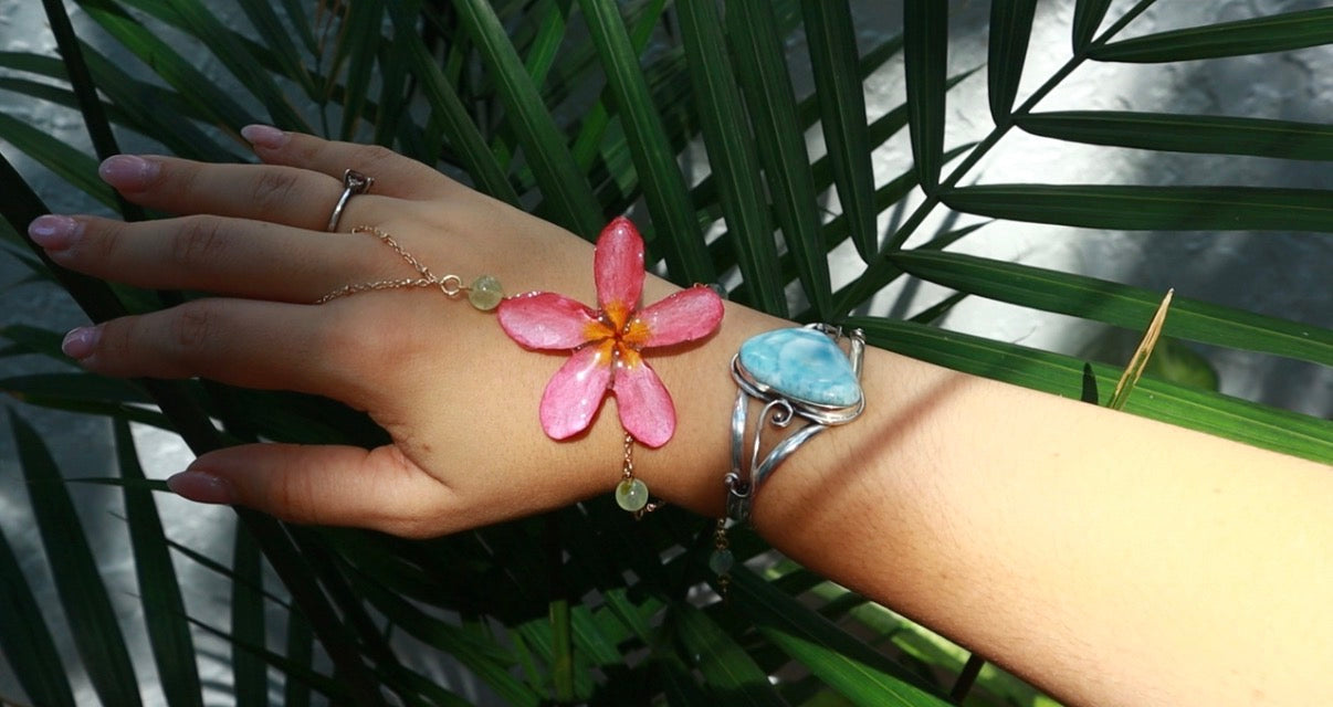 Plumeria & Prehnita Pulsera