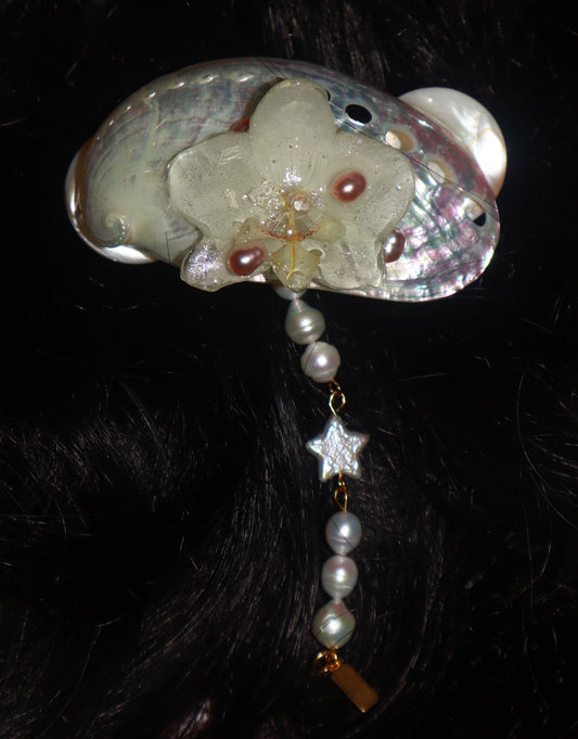 Clip~ Orquidea Pequeña, Concha de nacar&perlas de aguadulce