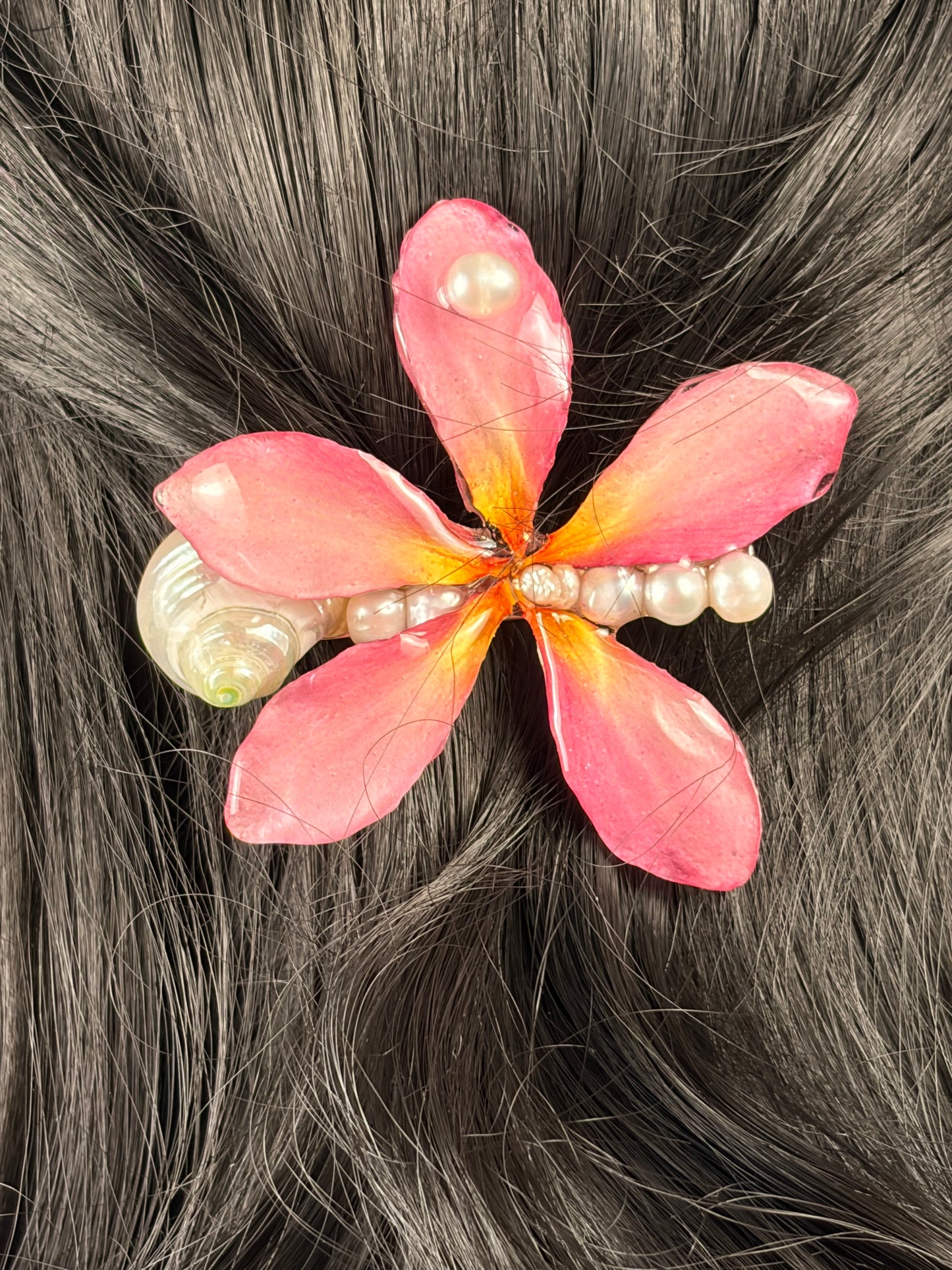 Plumeria&Perlas&Caracol Clip