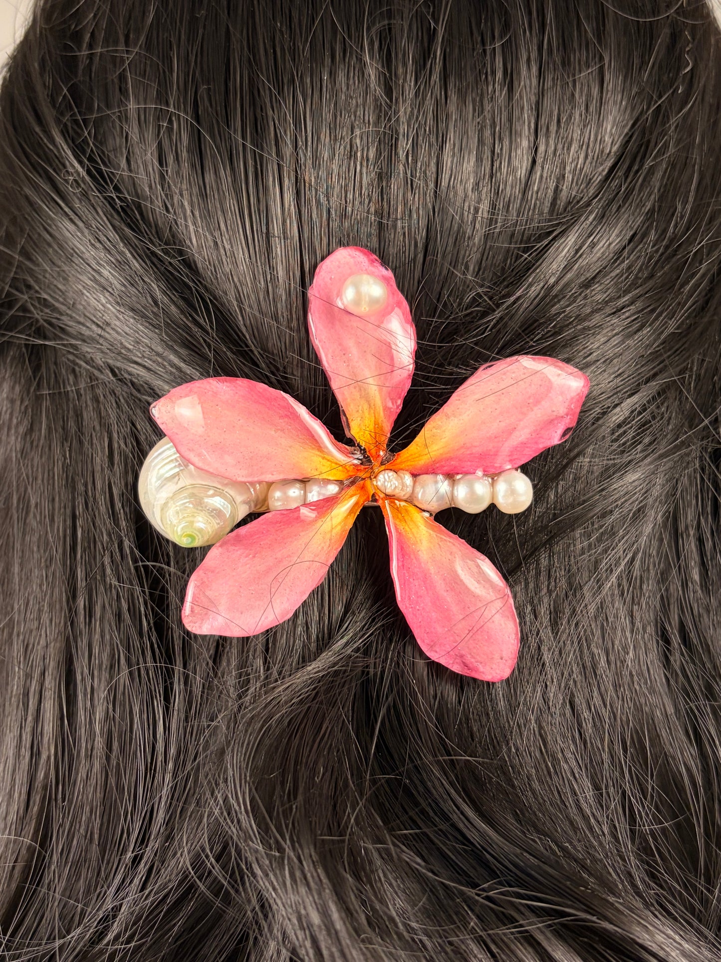 Plumeria&Perlas&Caracol Clip
